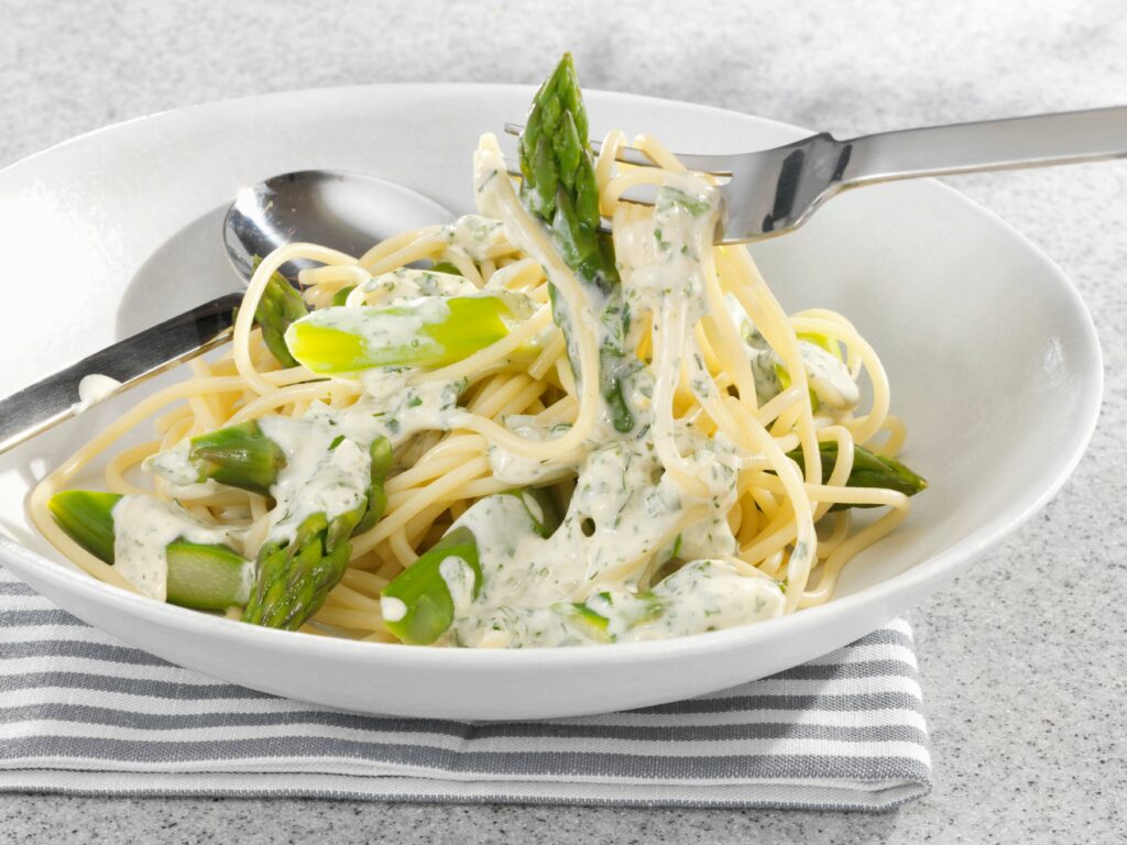 Spaghetti asperges, crevettes et radis